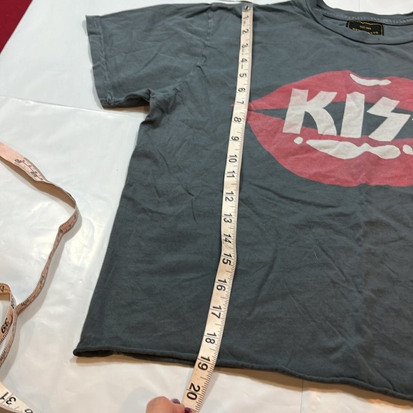 Gray Kiss RED LIPS SHORT crop top t shirt RETROBRAND Los Angeles size small med. - Picture 4 of 7